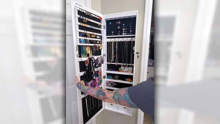The-Importance-of-Owning-a-Full-Body-Mirror-Jewelry-Armoire
